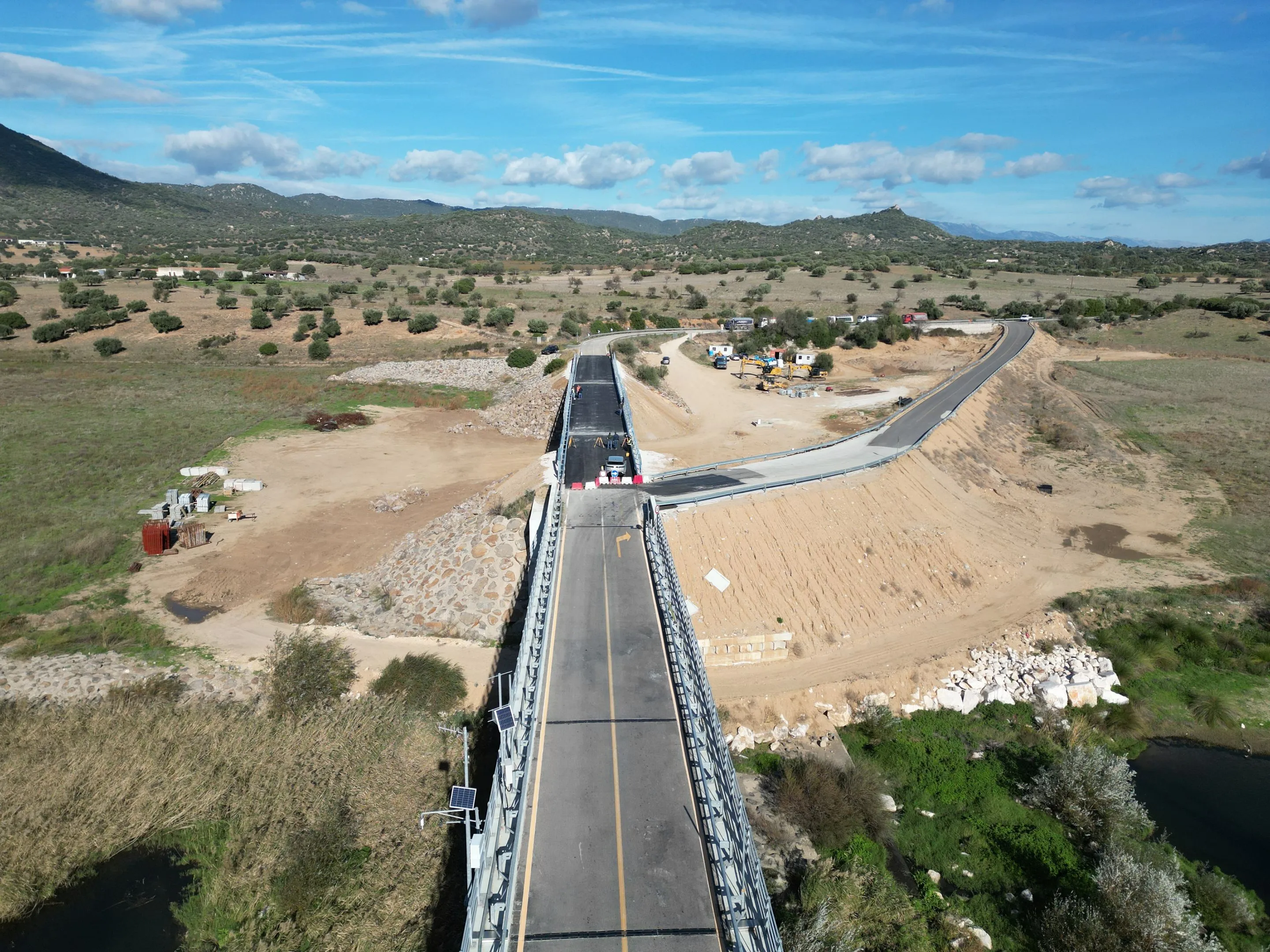 INTERVENTI DI MIGLIORAMENTO DELLA FUNZIONALITÀ IDRAULICA DEL PONTE DI OLOÈ - ESEGUITO IL VARO DELL'IMPALCATO METALLICO E LA PROVA DI CARICO PER IL COLLAUDO STATICO